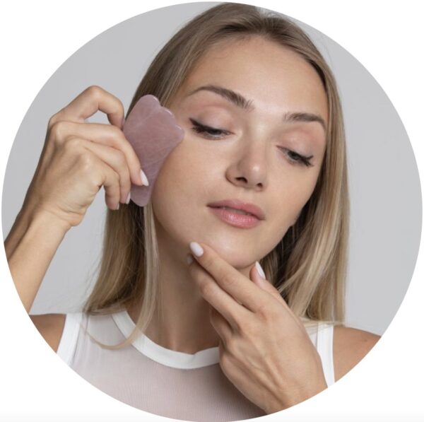 Masaje facial con Gua sha